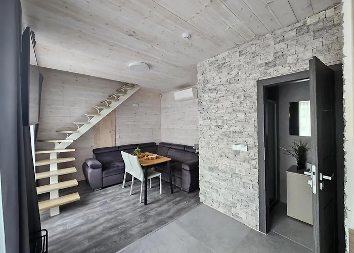 Melyna Banga Kotedzas Monciskese *