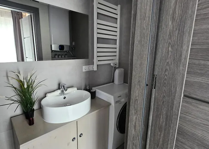 Melyna Banga Kotedzas Monciskese *